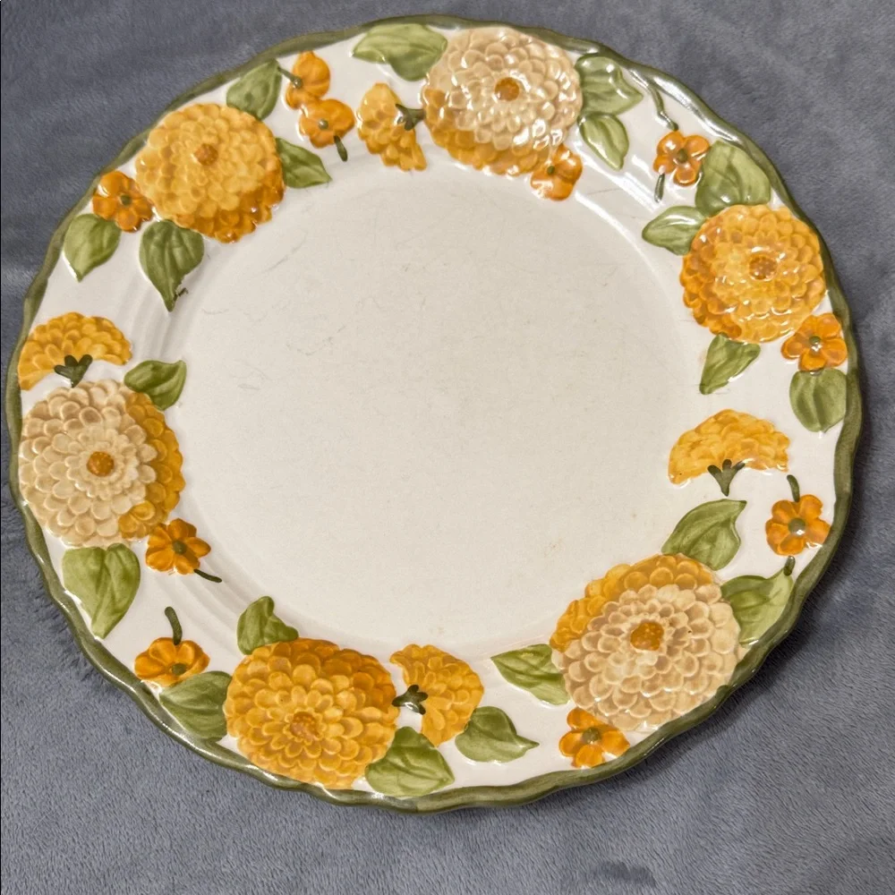 Vintage Metlox Poppytrails Sculpted Zinnia #1073 Set of 2 Dinner Plates 10.5”‎